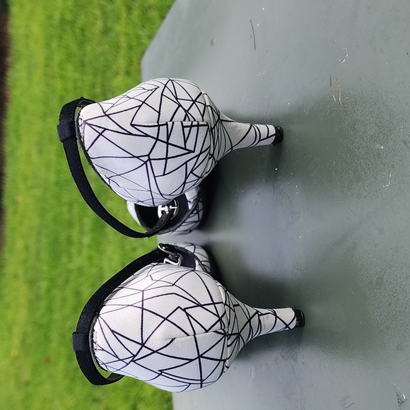 Shoes of Prey Black and white geometric design Ankle Strap Sandals Size 37 - Picture 4 of 9